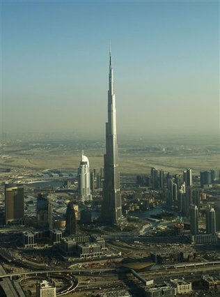 Burj Dubai, la torre más alta del mundo, aparece la víspera de su inauguración en Dubai, Emiratos Arabes Unidos, el domingo 3 de enero del 2010. Burj Dubai supera los 800 metros (2.625 pies) de altura.
﻿